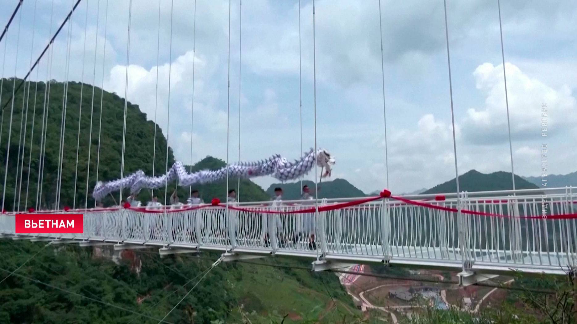 Самый длинный стеклянный мост в китае
