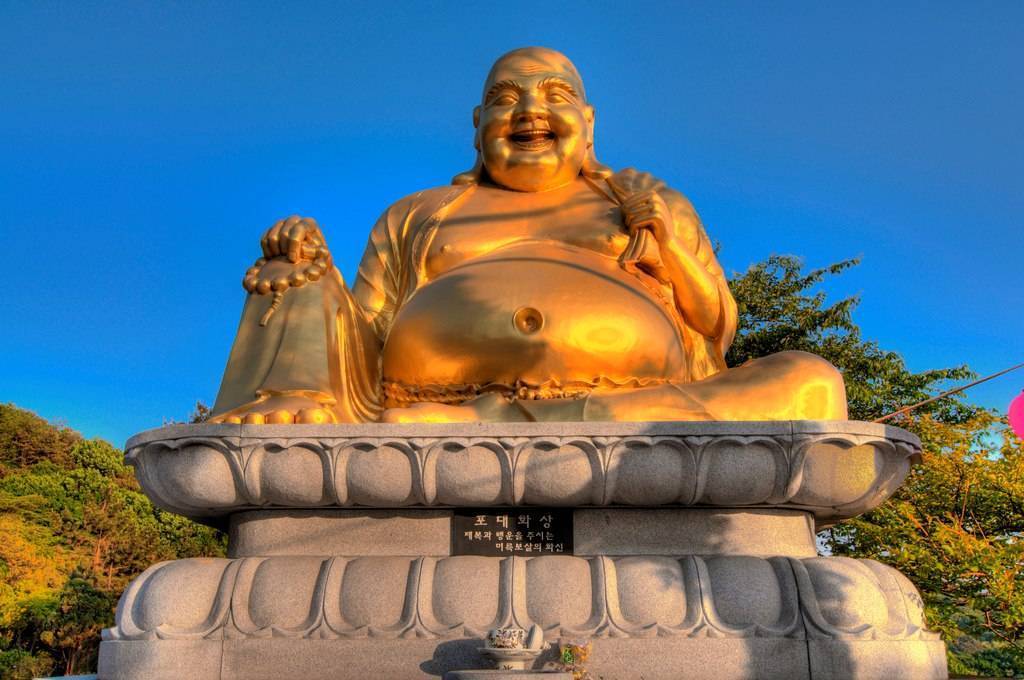 Буддийский парк. будды и другие скульптуры