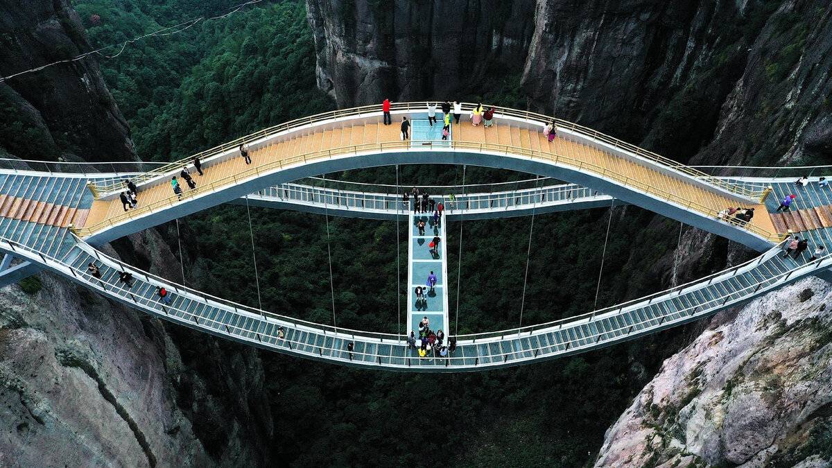 Стеклянный мост в китае с эффектом трескающегося стекла