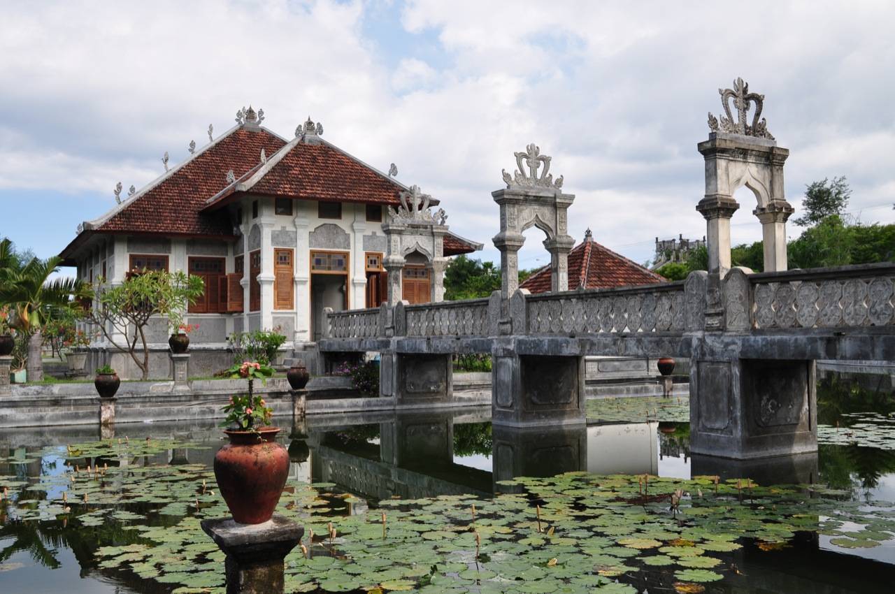 Водный дворец таман уджунг (taman ujung water palace) на бали