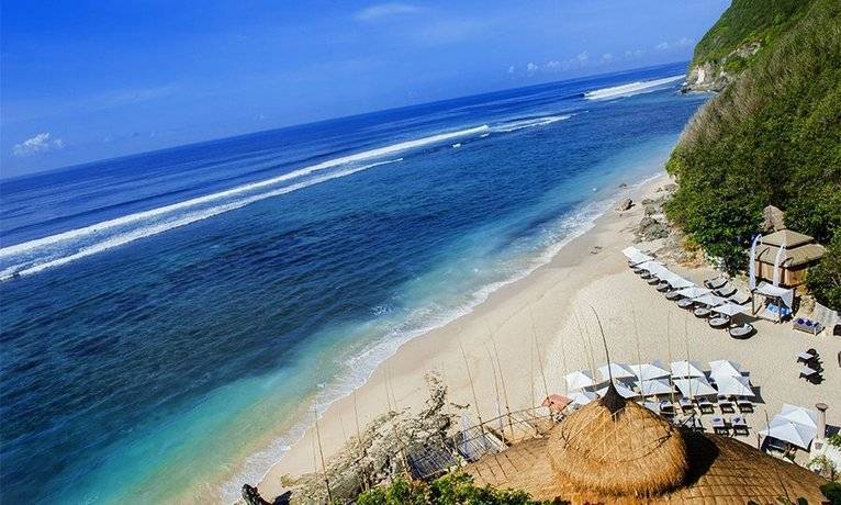 Карма кандара — пляж с бирюзовой водой и светлым песком — бали, индонезия