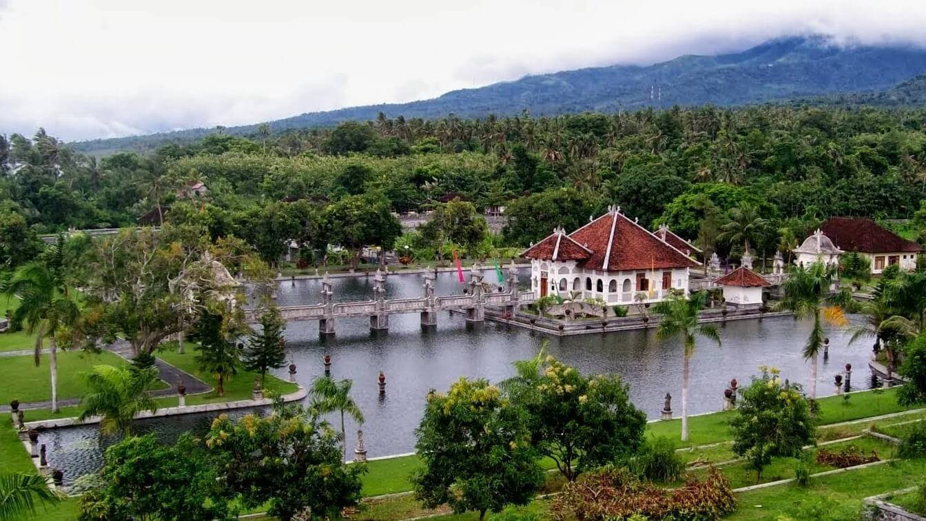 Водные дворцы бали - уджунг и тирта ганга