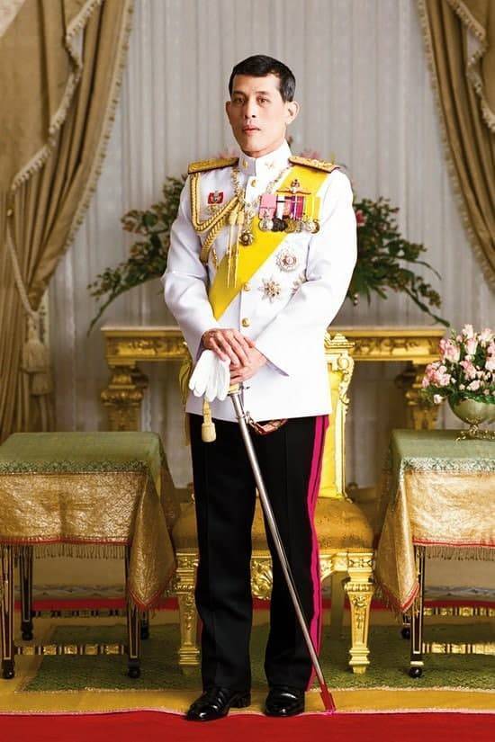 Пумипон адульядет рама ix — король таиланда.