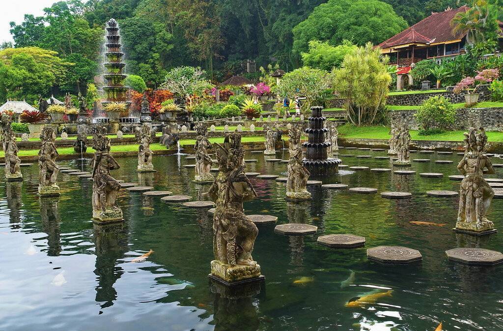 Водный дворец тирта ганга: архитектурное чудо современности - сингапур тур