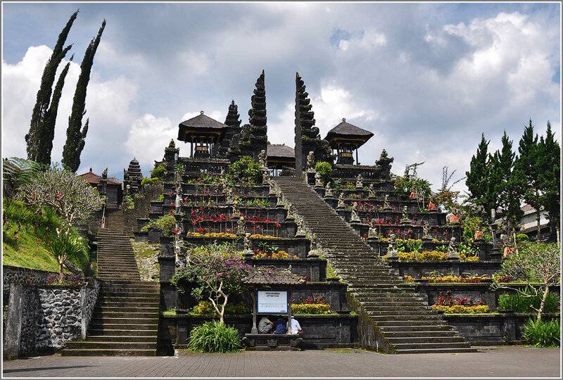 Ом саи рам!: храм пура бесаких на бали — самый почитаемый храм на острове.