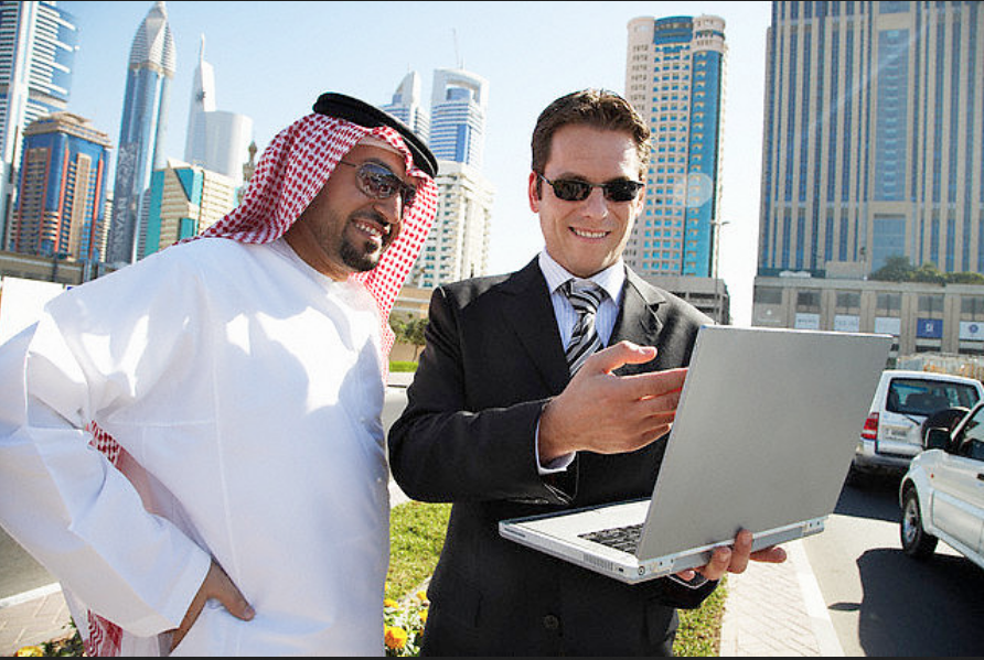 Самые открытые компании. Арабские эмираты бизнес. ОАЭ люди. Компания в ОАЭ. Арабские бизнесмены.