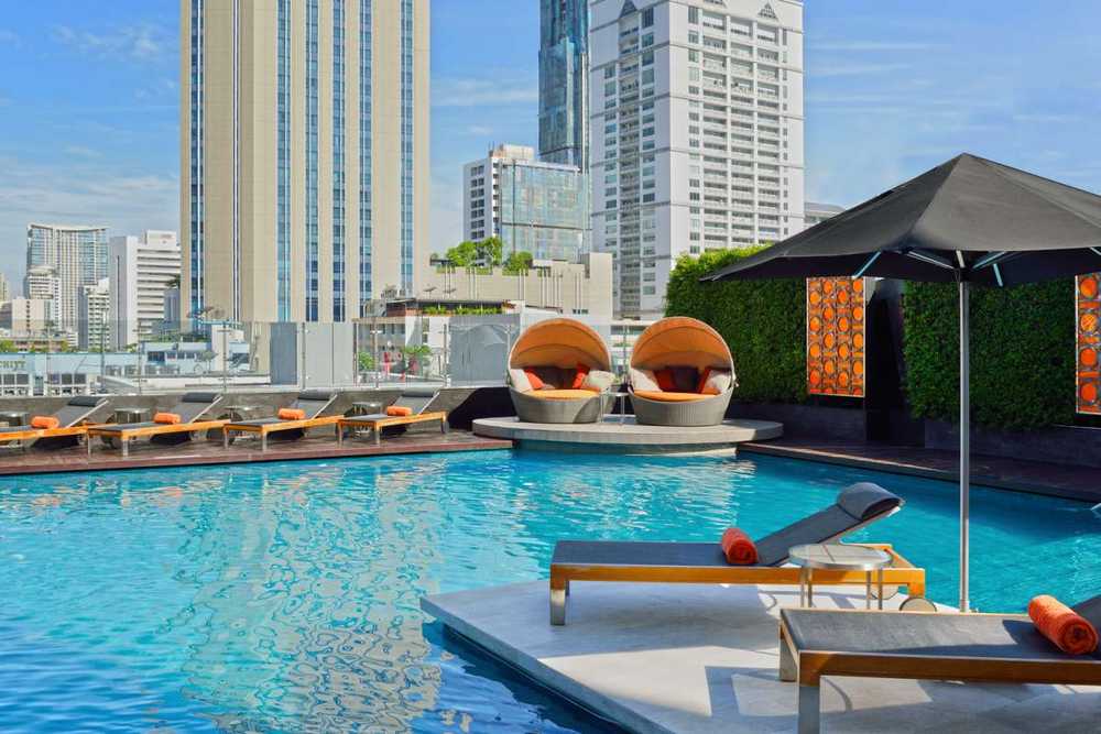 9 лучших отелей бангкока с бассейном на крыше и красивым видом таиланд