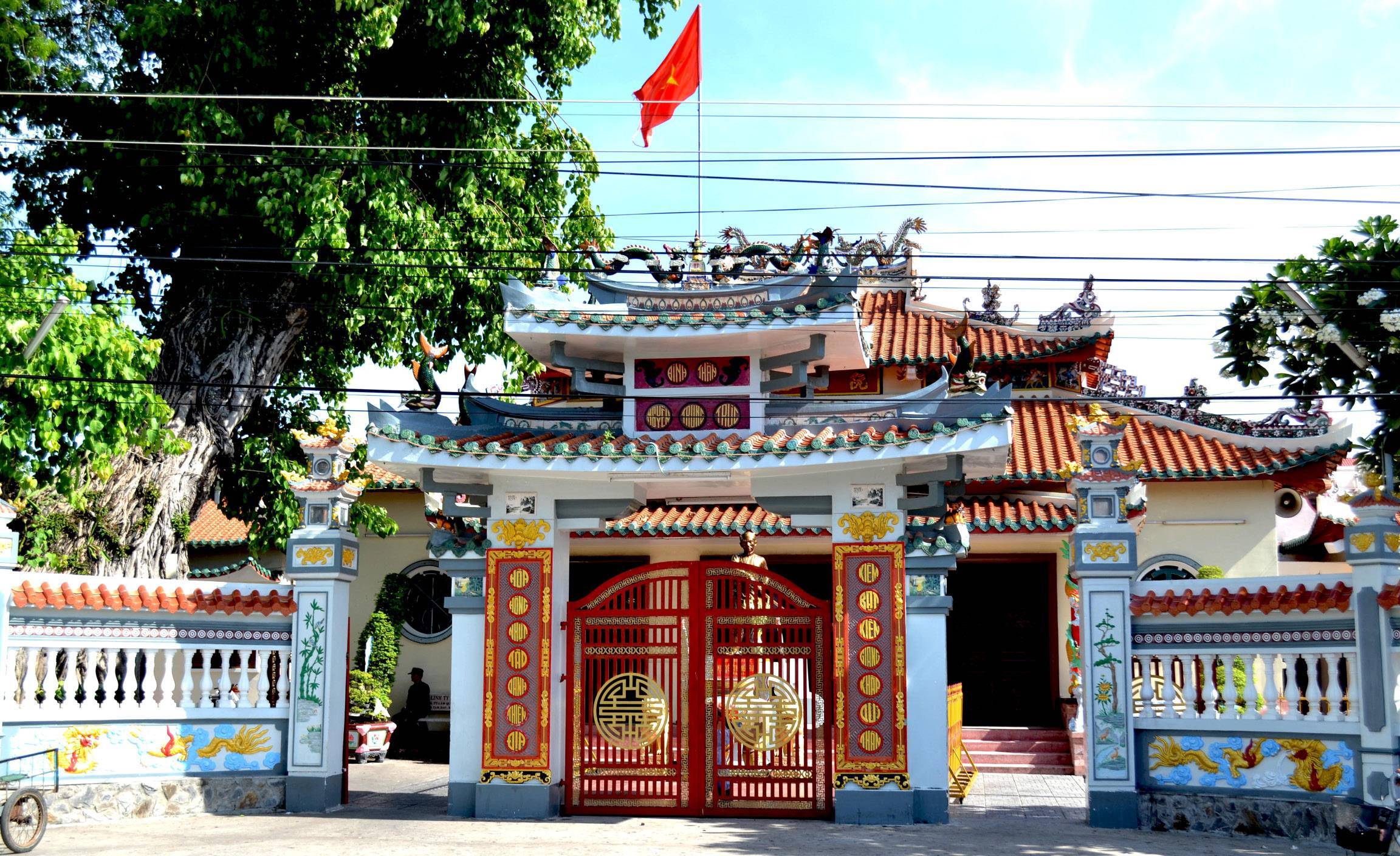 Храм Динь Тхан Нгуен Трунг Трук (Dinh Than Nguyen Trung Truc Temple)