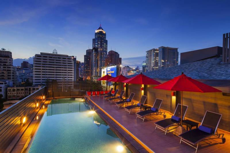 9 лучших отелей бангкока с бассейном на крыше и красивым видом