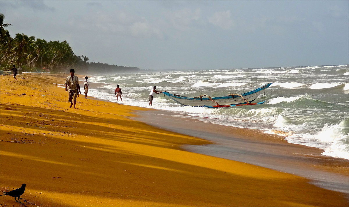 Шри ланка в апреле куда. Пляж Ваддува Шри Ланка. Велигама Шри Ланка. Пляж Велигама Шри Ланки. Серфинг Шри Ланка Ваддува.
