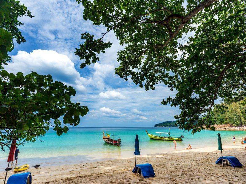 Пляж банана, пхукет: райский уголок утопающий в джунглях / banana beach