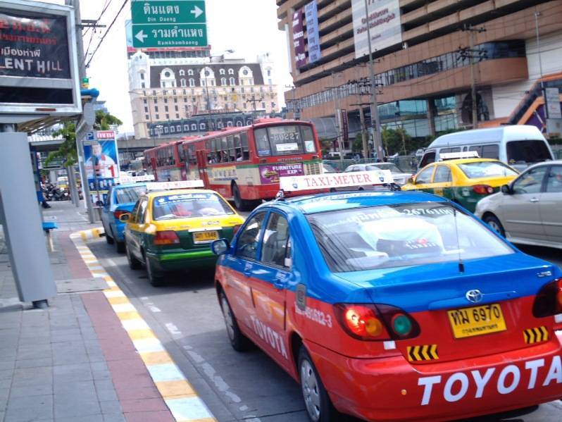Авто бангкок. Такси Бангкок. Тайланд Бангкок такси. Разноцветное такси. Цветные такси в Бангкоке.