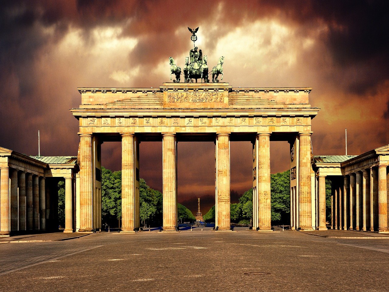Сторона берлин. Бранденбургские ворота в Берлине. Бранденбургские ворота (Brandenburg Gate). Германия Берлин достопримечательности Бранденбургские ворота. Символ Берлина Бранденбургские ворота.