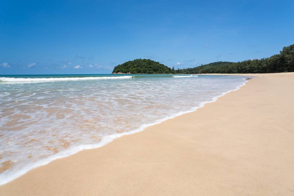 Пляж лаем синг (laem sing beach) - укромный, но многолюдный