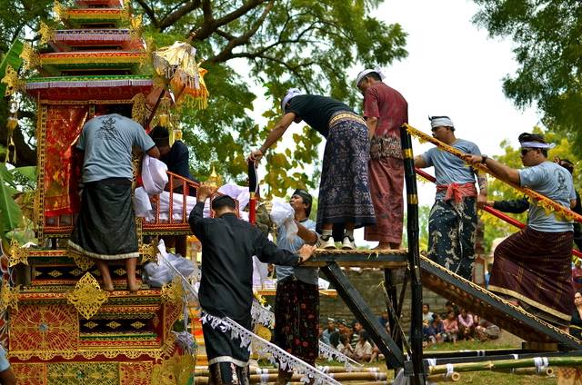 Пир во время кремации - уникальная традиция балийцев