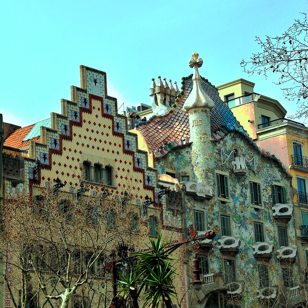 Дом бальо в барселоне (casa batllo) — самое дерзкое творение гауди
