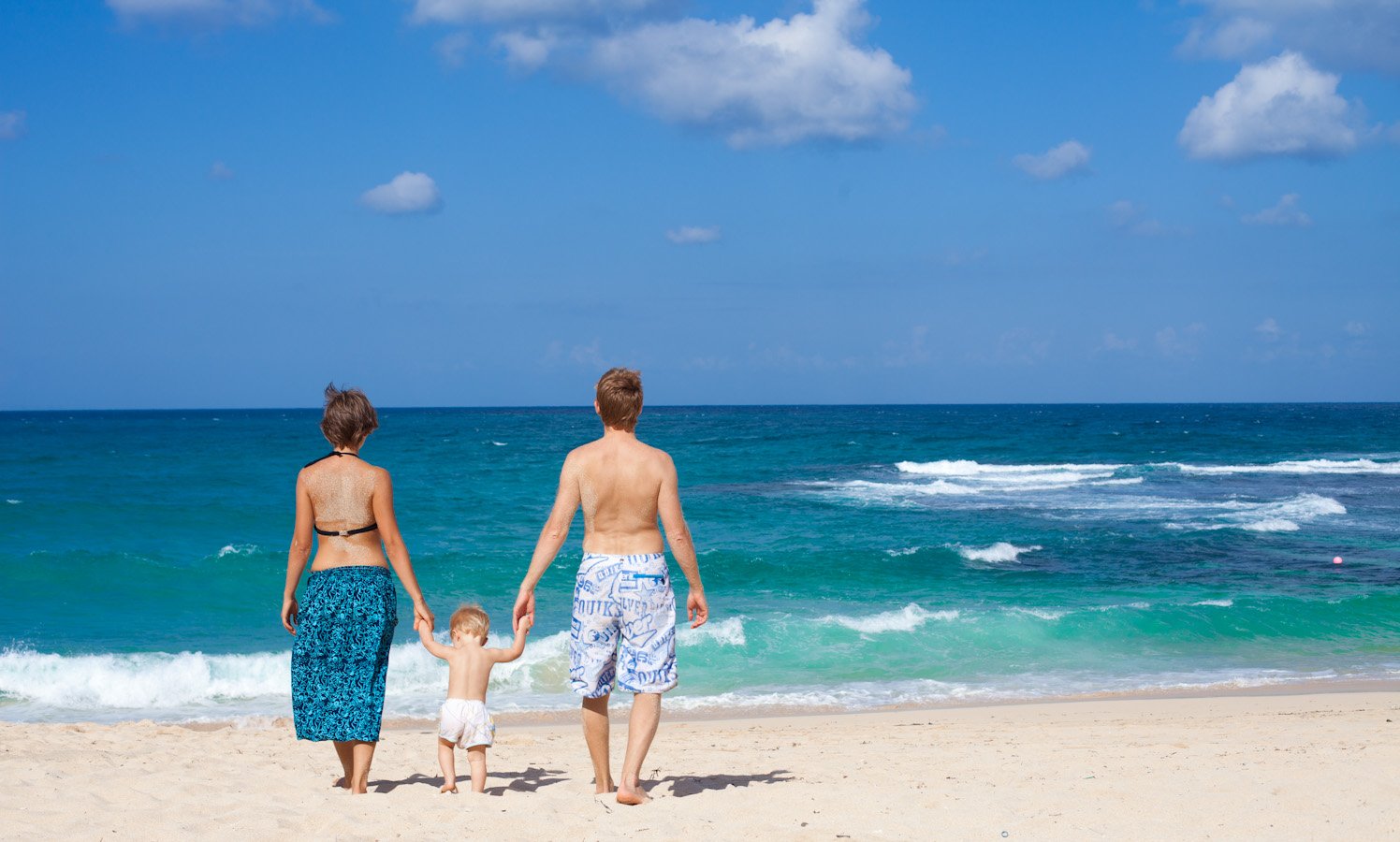 Отпуск с детьми в россии. Семья на море. Семья на пляже. Море пляж семья. Семейная фотосессия на море.
