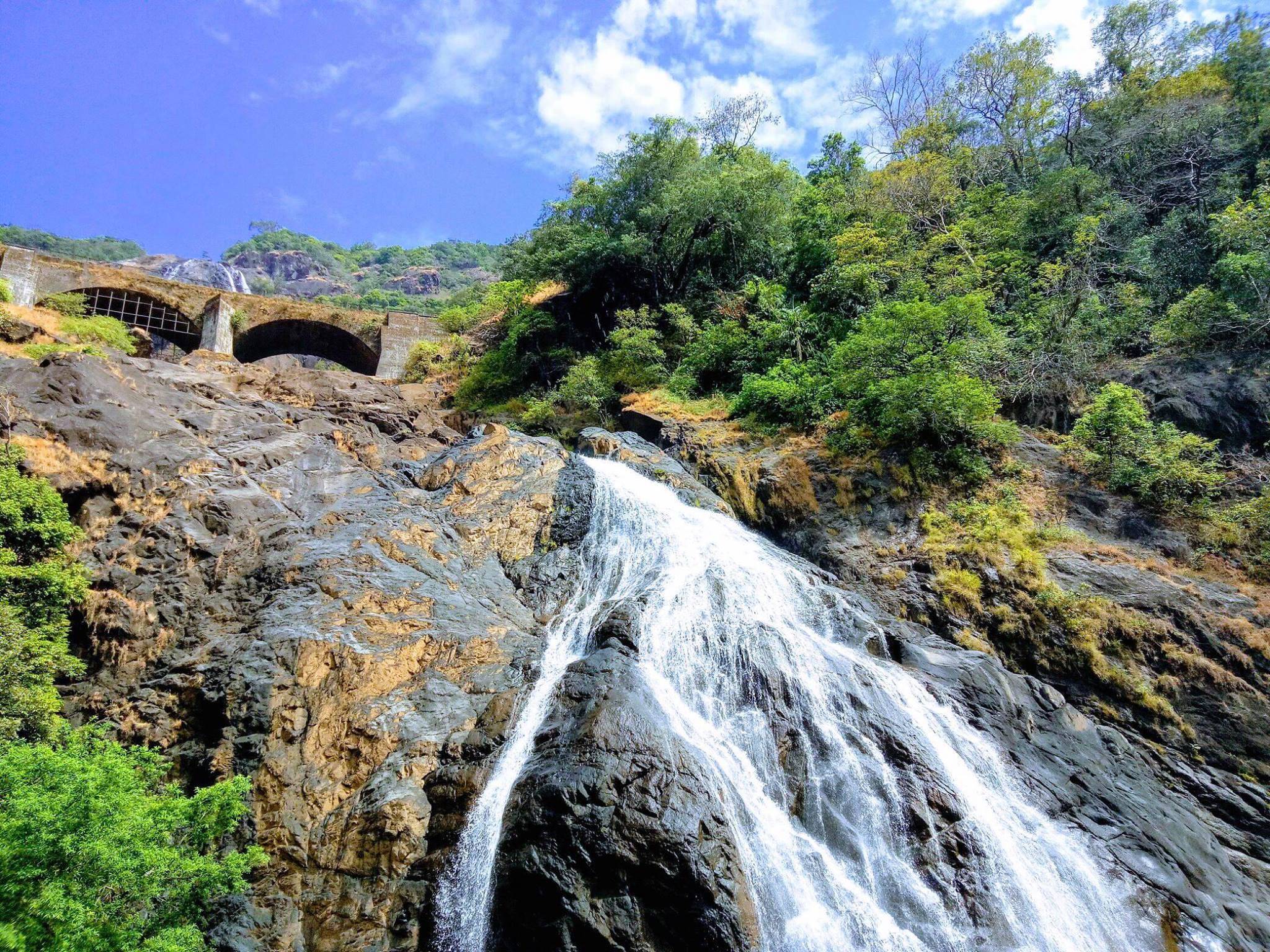 Водопад дудхсагар (dudhsagar falls) в гоа.