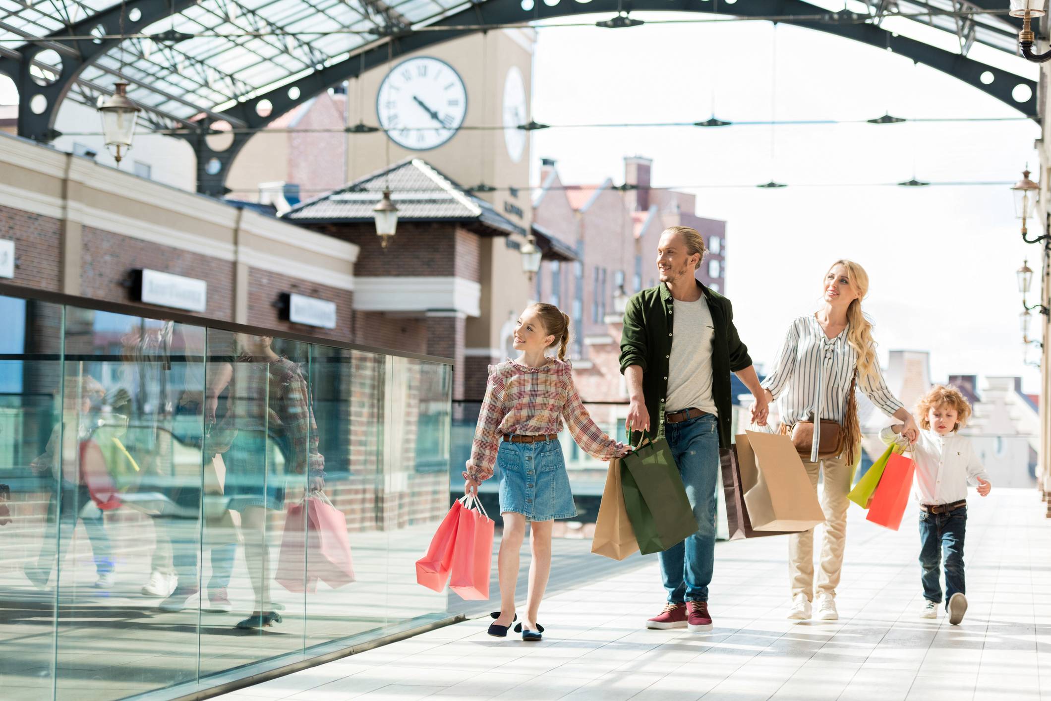 The are going shopping walking. Шоппинг всей семьей. Семья в торговом центре. Семья шоппинг в торговом центре. Шопинг для всей семьи фон.