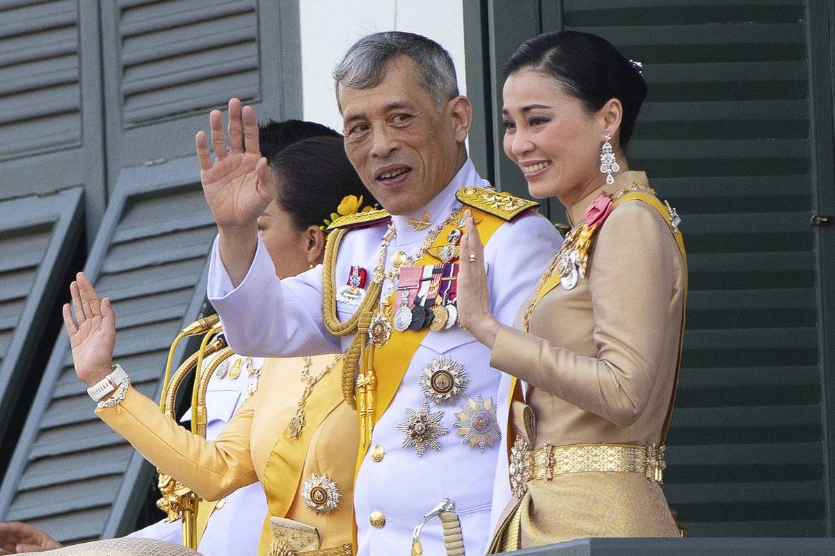 король тайланда с любовницами