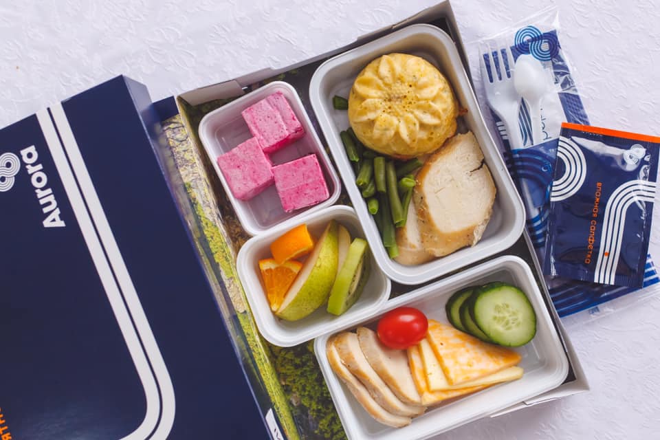 Еда в самолете эконом класса: кормят ли, какое питание на борту