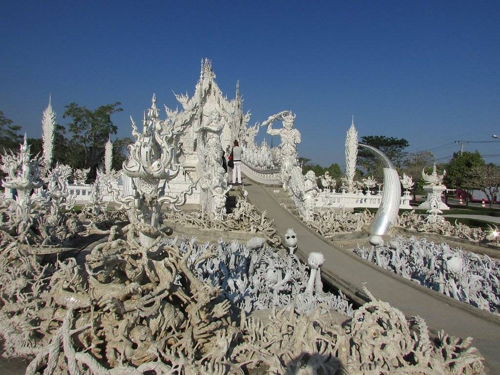 Белый храм в тайланде — время, застывшее в камне.
