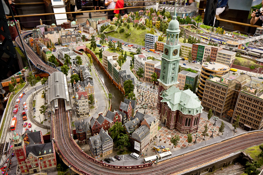 Миниатюрная огромный. Miniatur Wunderland в Гамбурге. Miniatur Wunderland Hamburg здание. Миниатюрная Страна чудес (г. Гамбург). Парк миниатюр Miniatur Wunderland в Германии.