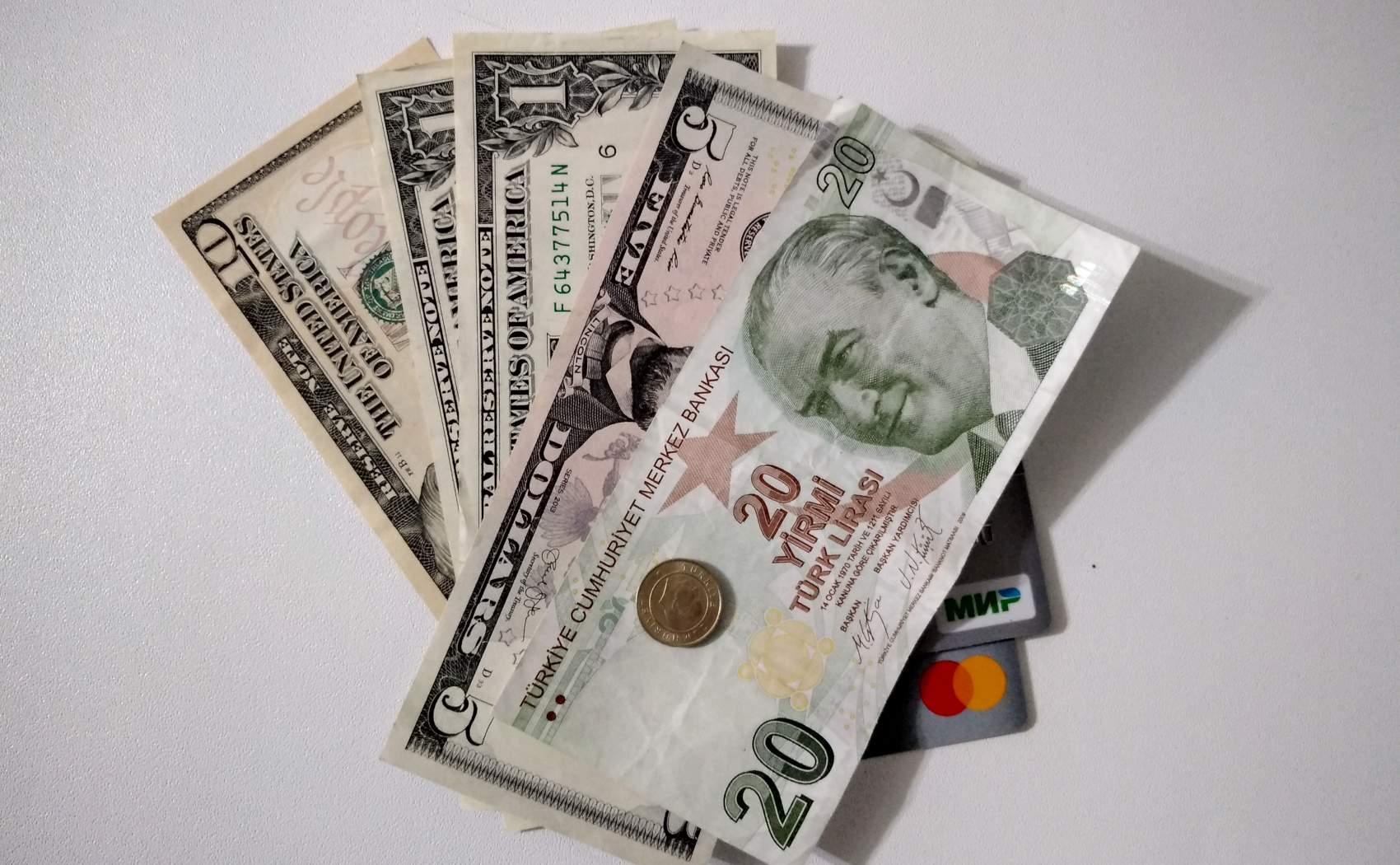 Лучше брать доллары или евро. Деньги карты доллары в Турцию. Берет доллары. Какие деньги брать в Турция 2022.