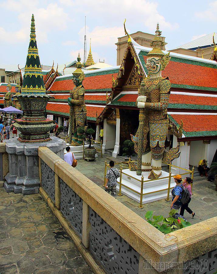 Большой королевский дворец в бангкоке. храм изумрудного будды