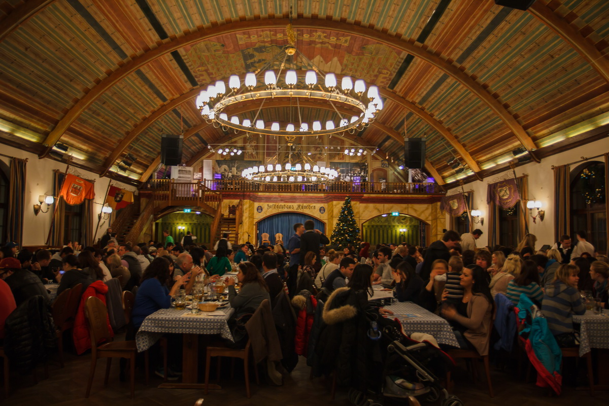 Мюнхен паб. Хофброй Мюнхен ресторан. Пивная Hofbrauhaus в Мюнхене. Пивной зал Хофбройхаус. Пивная Хофбройхаус, Мюнхен на улице.