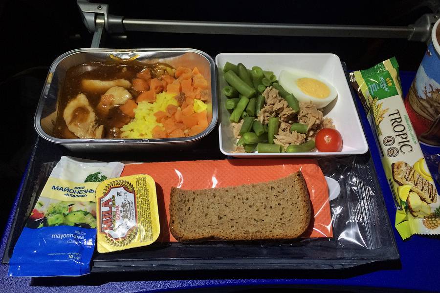 Еда в самолете: какую подают и можно ли брать с собой