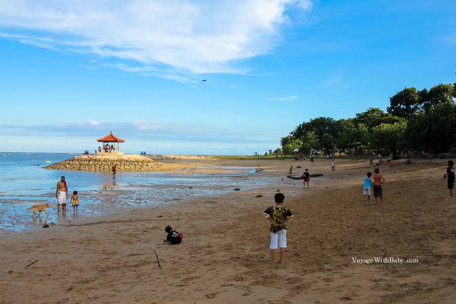 Пляж санур. обитель пенсионеров и детей на острове бали.