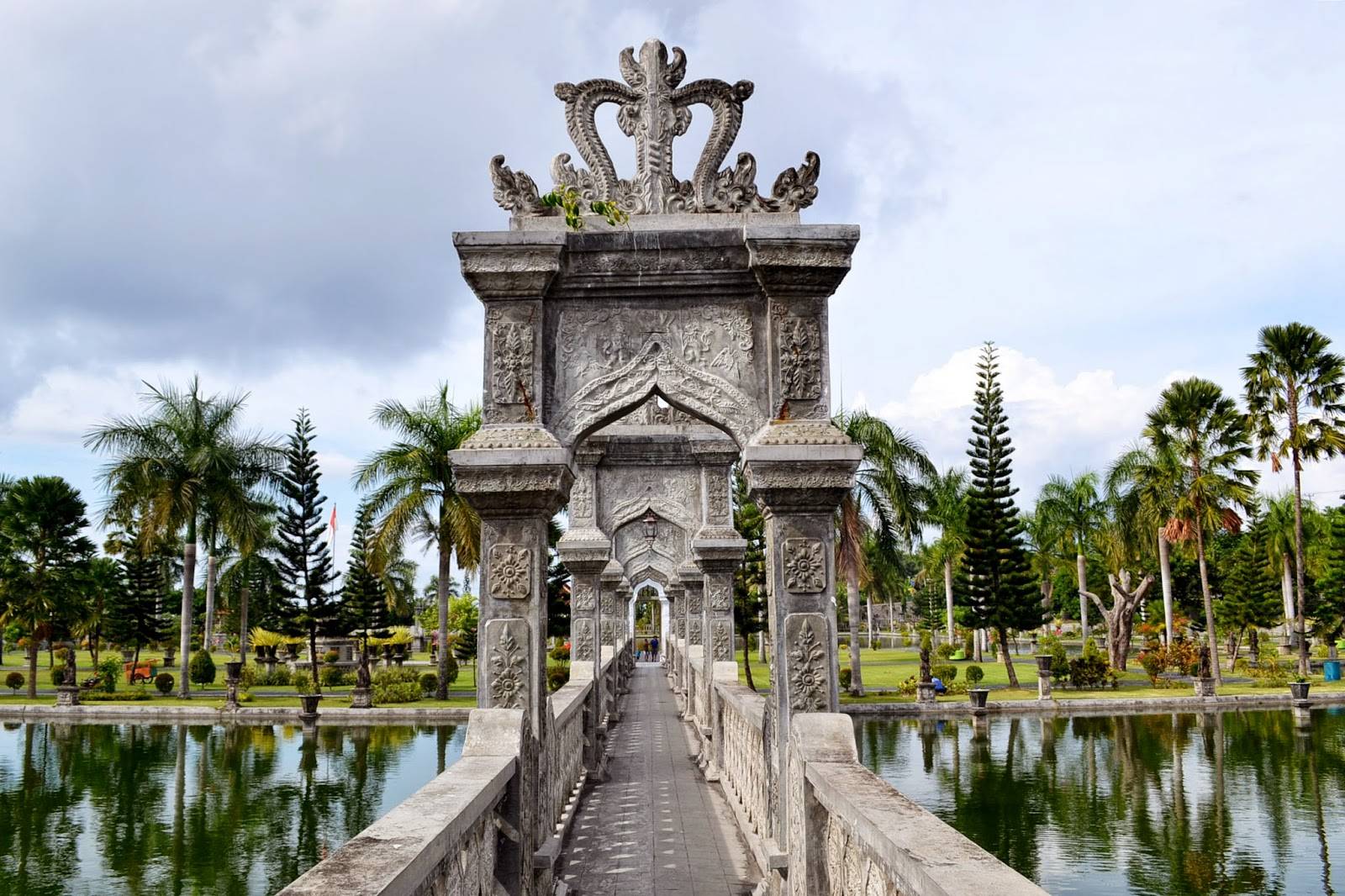 Отзыв: экскурсия в водный дворец tirta gangga (индонезия, бали) - воды ганга достигли острова, а вулкан агунг уничтожил королевские сады. водные дворцы бали водный дворец