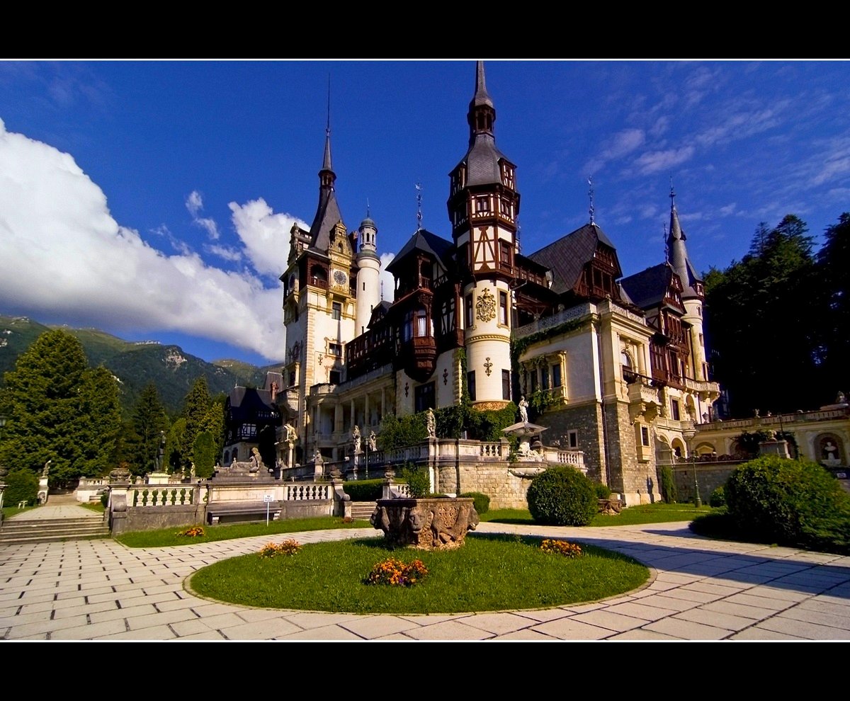 Замок Пелеш Румыния статуи