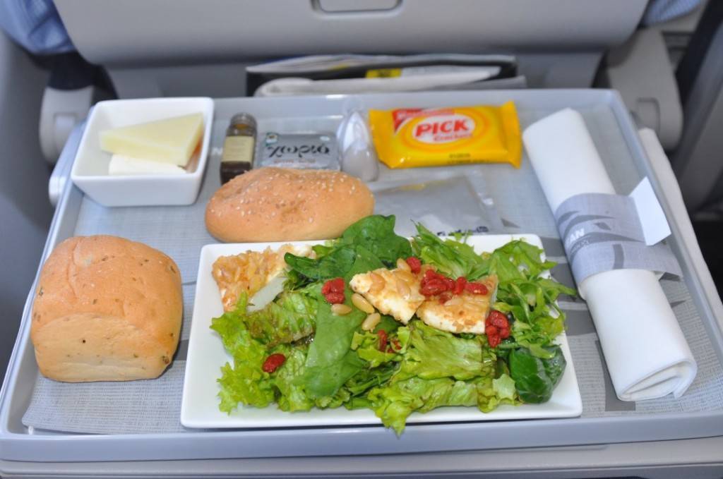 Питание в самолете. чем вас будут кормить на борту самолета. фото