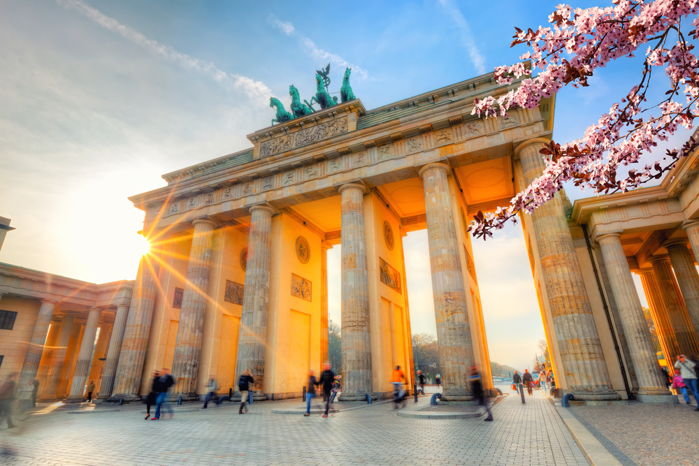 Берлин самое главное. Бранденбургские ворота в Берлине. Бранденбургские ворота (Brandenburg Gate). Германия Берлин достопримечательности Бранденбургские ворота. Символ Берлина Бранденбургские ворота.