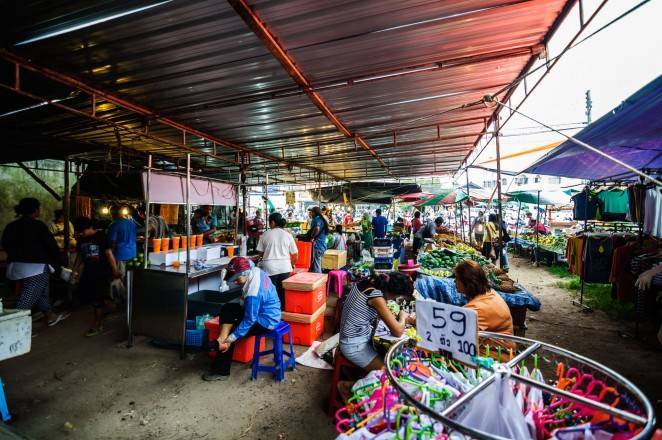 Пхукет, ночной рынок naka market. самый большой рынок в пхукет-тауне