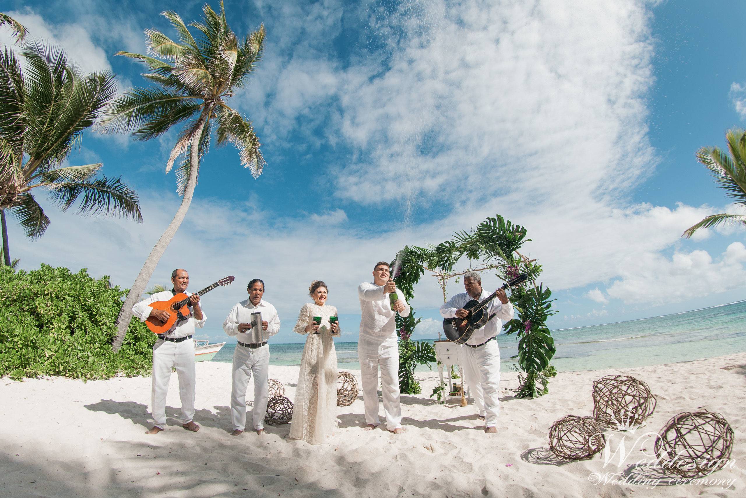 Тропическая свадьба: яркое и солнечное торжество