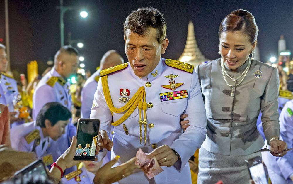 Король тайланда в майке