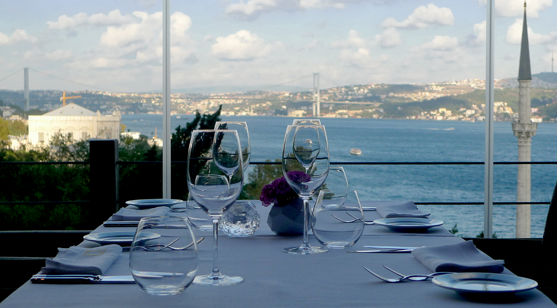 Рестораны стамбула с видом. Ресторан в Стамбуле с видом на Босфор. Ресторан топаз Стамбул. Ресторан в Стамбуле с видом на Босфор на крыше. Босфор Турция Стамбул ресторан.