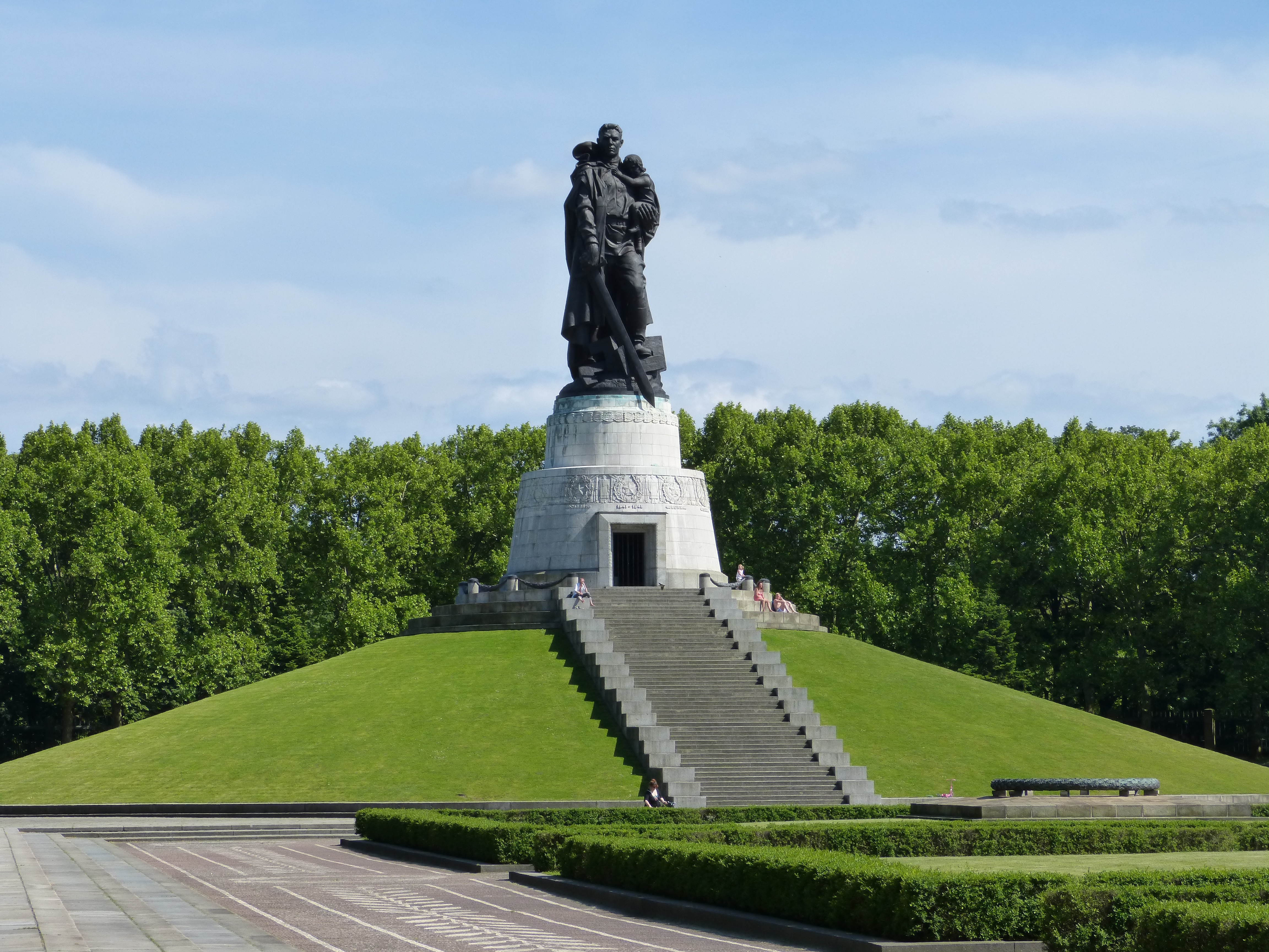 трептов парк в берлине солдат с девочкой