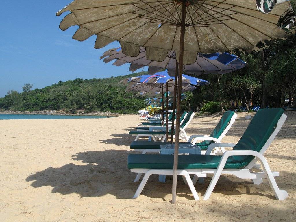 Пляж найтон (naithon beach) — небольшой и курортный