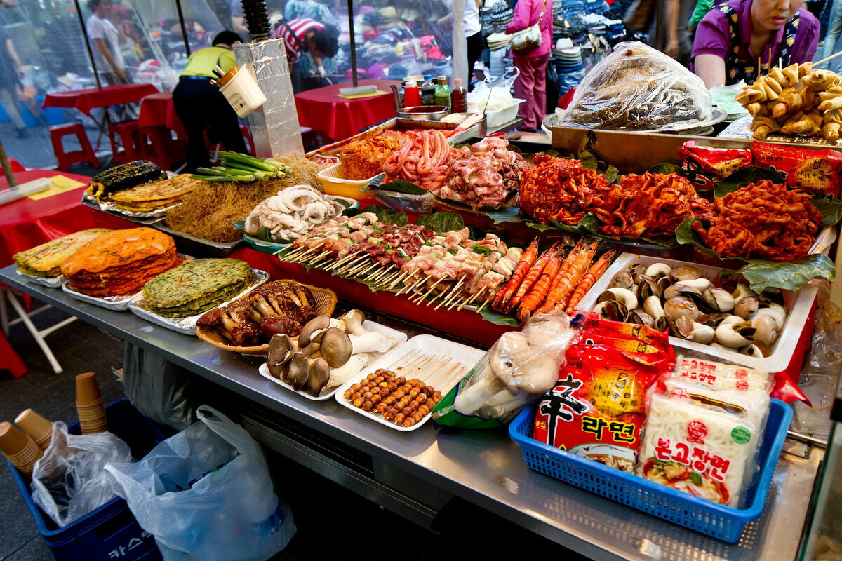 Корейский фуд в москве. Южная Корея уличная еда Сеул. Корейский стрит фуд в Сеуле. Корейский фаст фуд в Сеуле. Рынок Намдэмун в Сеуле.