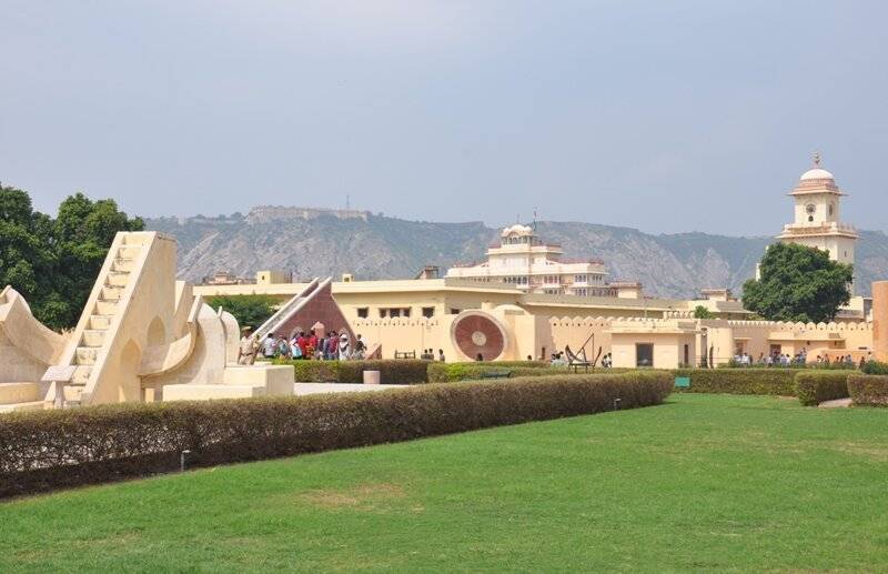 Чудо джайпура - хава-махал: пятиэтажный дворец ветров, в котором почти 1000 окон и ни одной лестницы