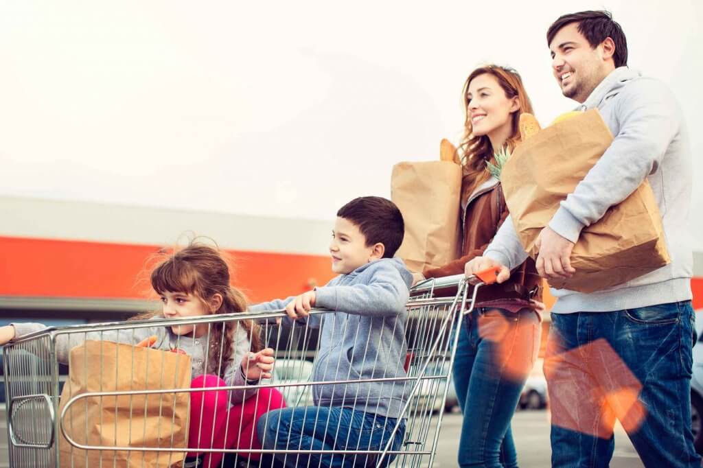 Family after. Семейный поход в магазин. Семья за покупками. Семейный поход по магазинам. Стильная семья с покупками.