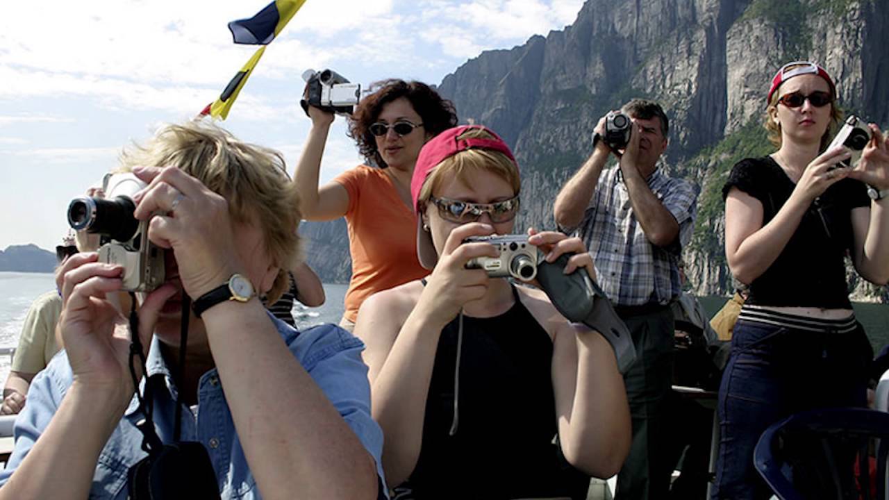 Службу досуга. Туристы фотографируют. Туристы летом. Турист картинка. Туризм за границей.