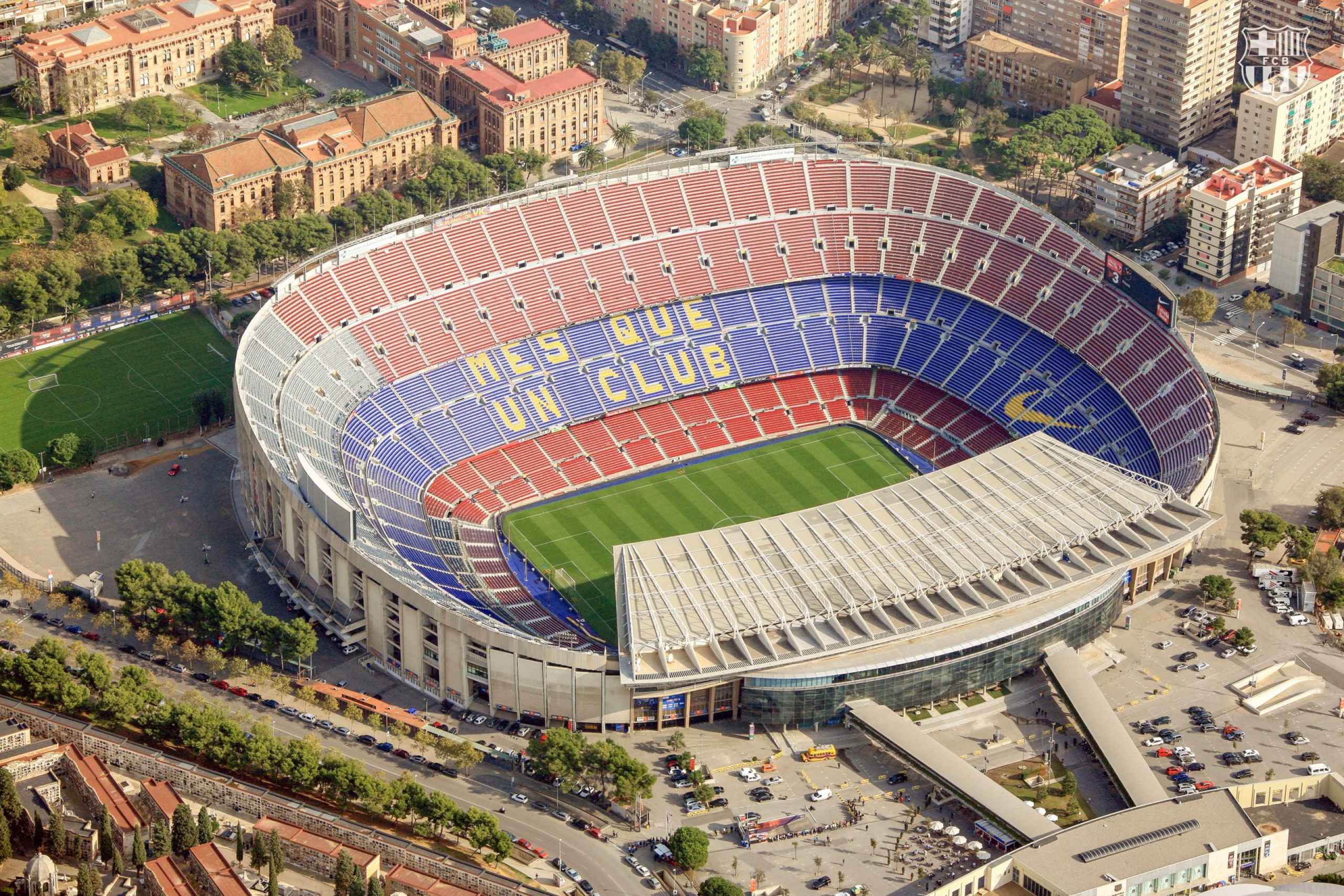 Стадионы футбола вместимость. Стадион Камп ноу в Барселоне. Стадион Camp nou. Барселона футбольный стадион Камп ноу. Барселона ноукамб стадион.