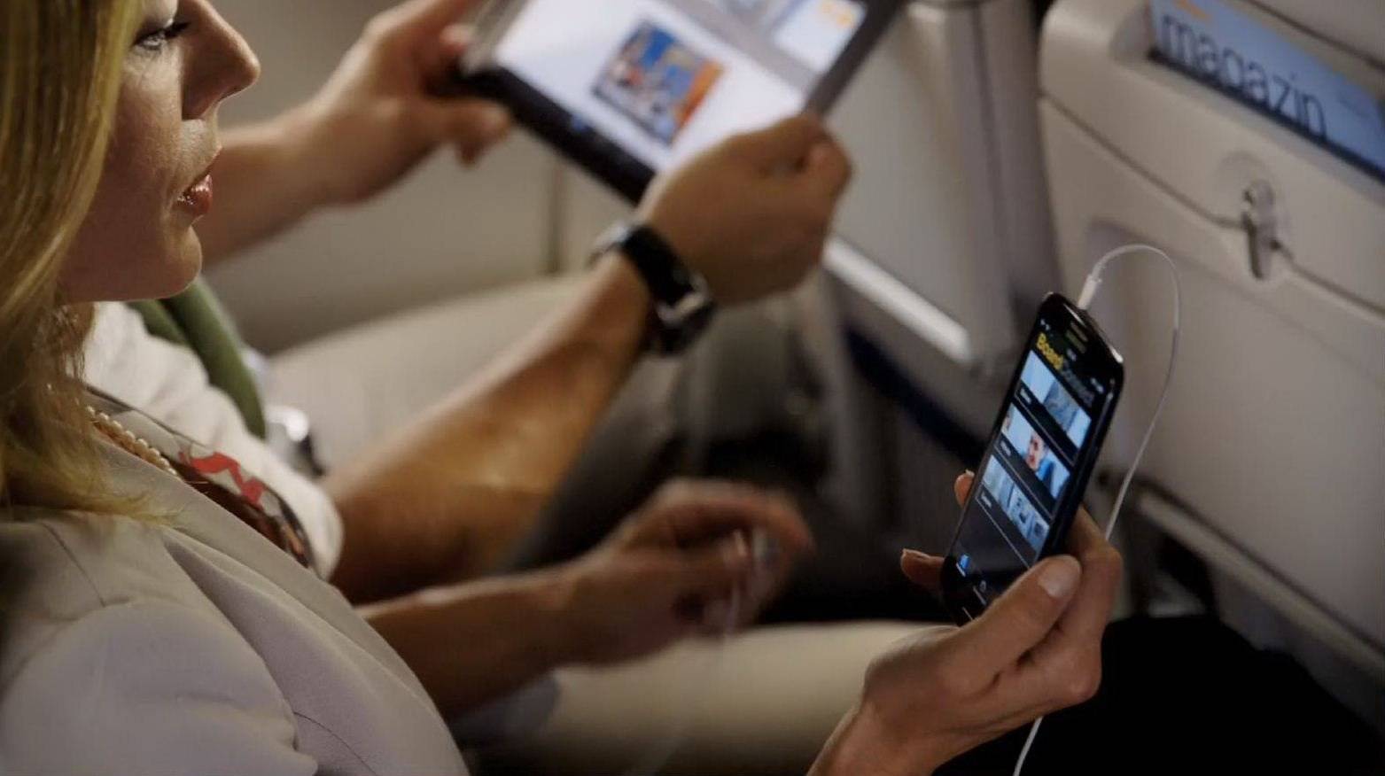 Почему в самолете нельзя пользоваться телефоном: зачем выключать, чем опасен, можно ли разговаривать, для чего включать авиарежим