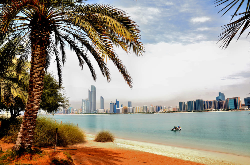 Погода в оаэ в ноябре. стоит ли ехать в арабские эмираты в ноябре? особенности отдыха, температура воды, советы туристам