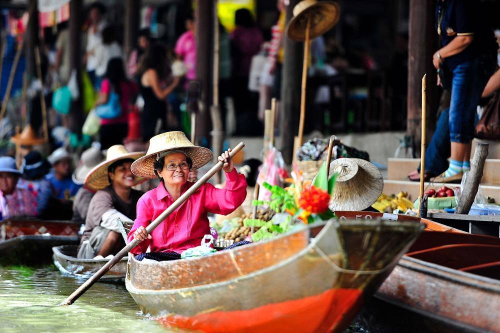 Плавучие рынки бангкока | торговля из лодки